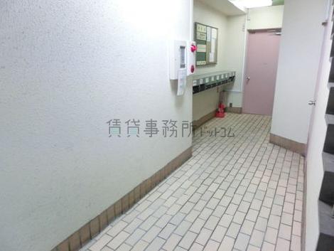 シックな印象のエントランス