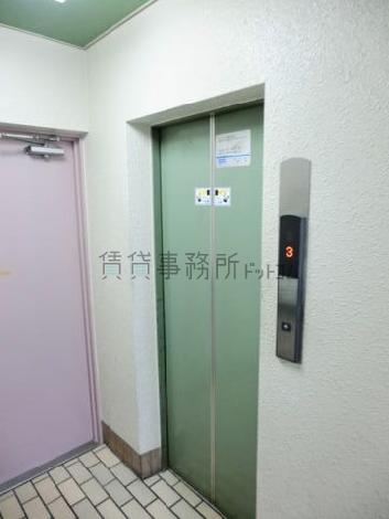 鶯色のエレベーター