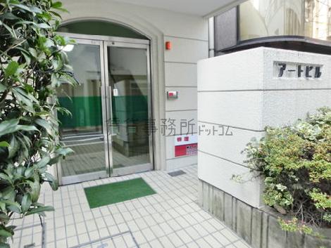 緑色の扉が特徴的