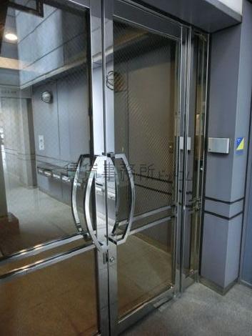 両開きの大きな扉を採用