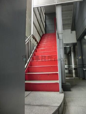 一際目を引くデザインの階段です
