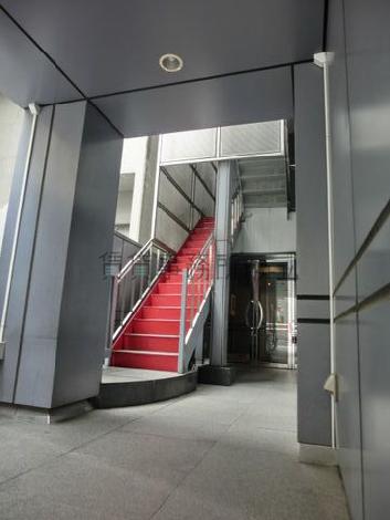階段とエントランスへの動線が２つ分かれています