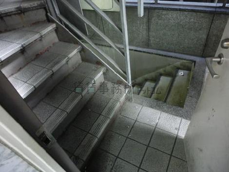 扉を開けると外階段があります