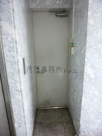 エレベーター横に外階段への扉