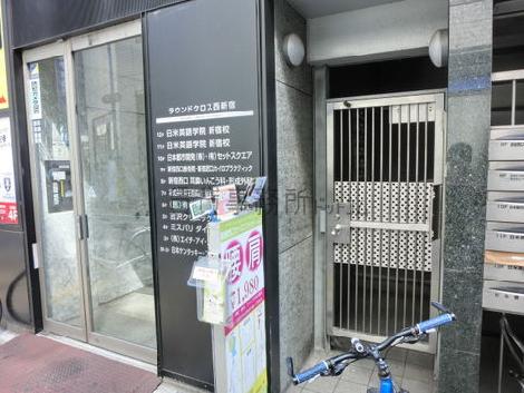 外階段へは重厚な扉があります