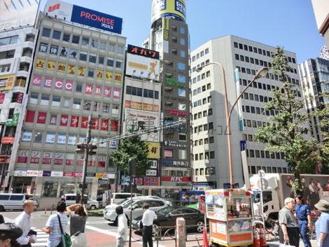 車も人の数もさすが新宿という雰囲気
