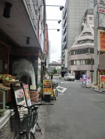 飲食店もあり、賑やかです