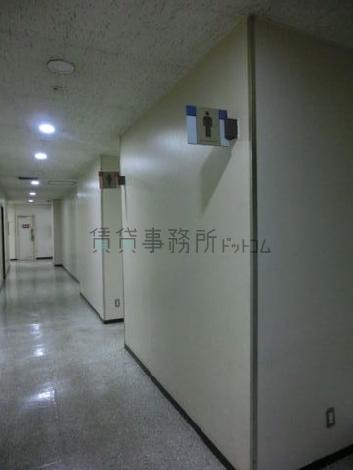 エントランスの奥に1Fトイレがあります