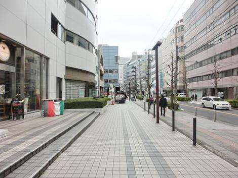 ビル側面の歩道