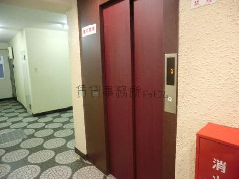 管理人室隣にエレベーターがあります