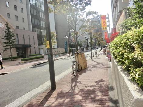 前面に幅の広い歩道があります