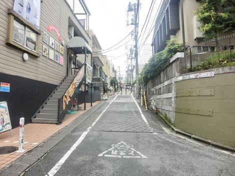 南側の細い路地の様子です