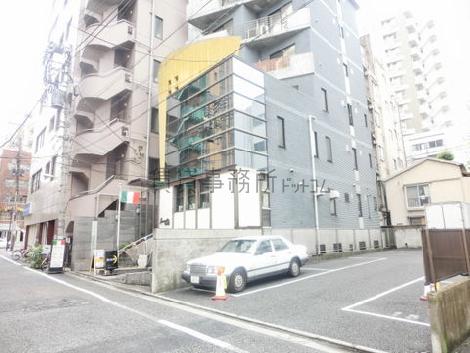 正面向って右隣は駐車場です