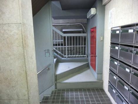 正面階段上ると外階段と集合ポスト