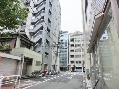 側面の通りは静かです