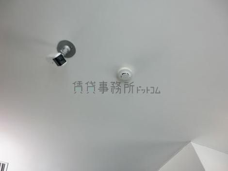 エントランスには監視カメラがございます