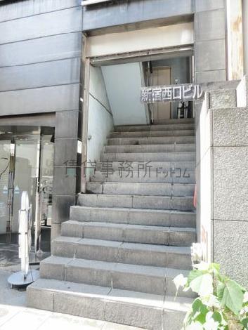 玄関口から直ぐに階段の始まる造りです