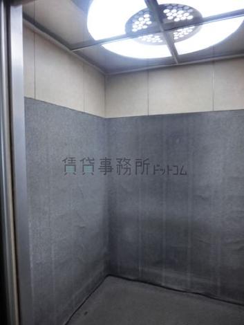 エレベーター内部
