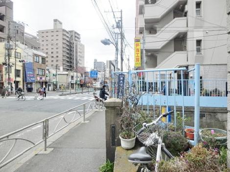玄関前の通り