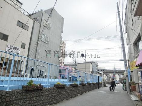 立会川沿いの側道