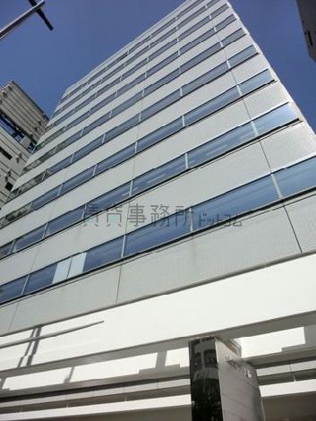 歩道から見上げた外観
