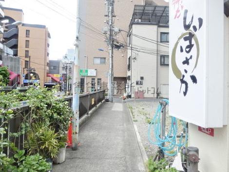 玄関前の通り