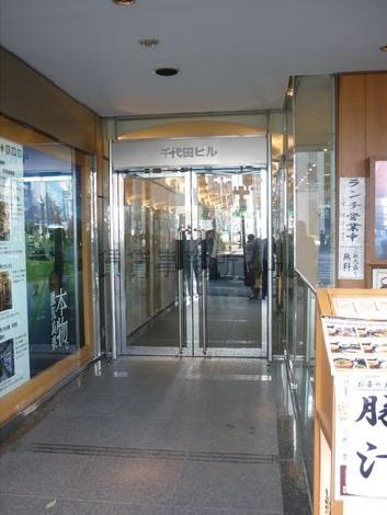 手動の正面玄関扉