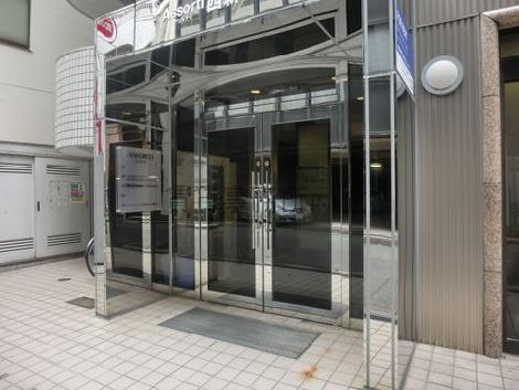 両開きの正面玄関扉です