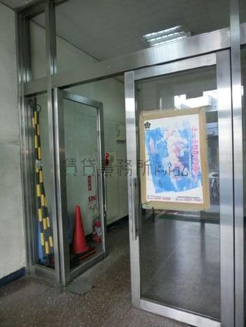 両開きのガラス扉です
