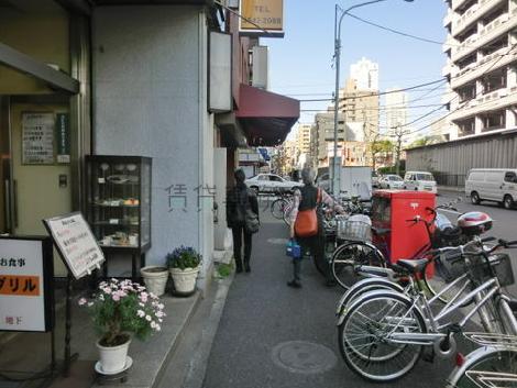 ビルの前に郵便ポストがあります