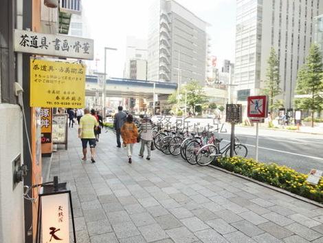 玄関前の舗装された歩道です