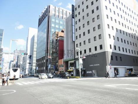 京橋駅に連絡する公道沿いです
