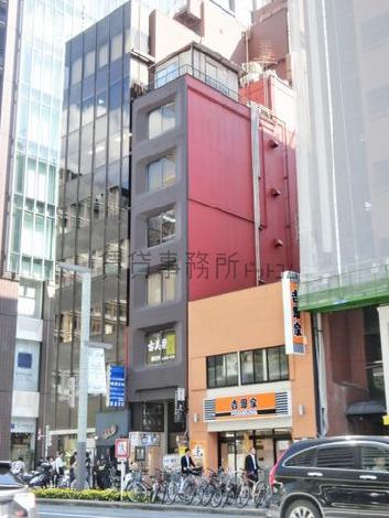 側面に鮮やかな色彩が施された建物
