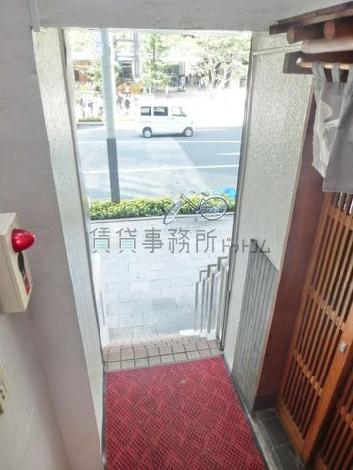 玄関内からのアングル