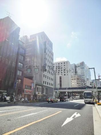 銀座一丁目駅へ連絡します