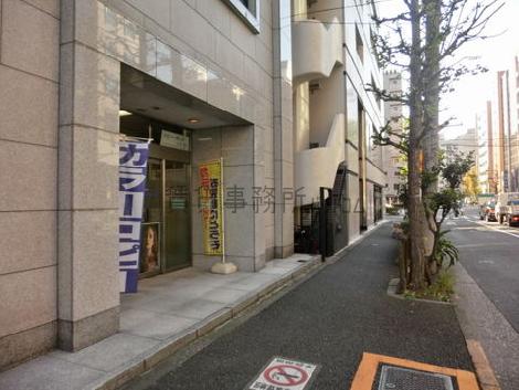 物件前の靖国通り方向の歩道です
