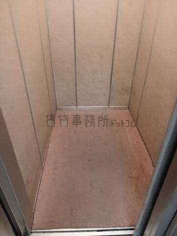 エレベーター内部