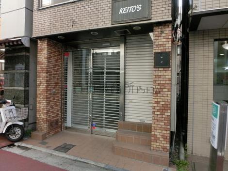右側のシャッターが上階への入口です
