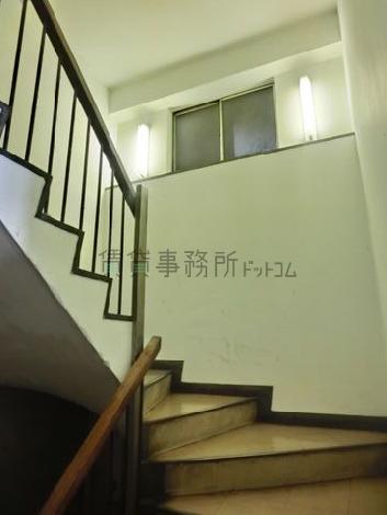 エレベーターの横に階段があります