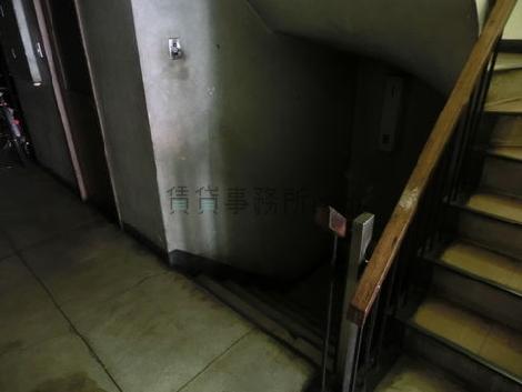 エントランスから地下へも行けます