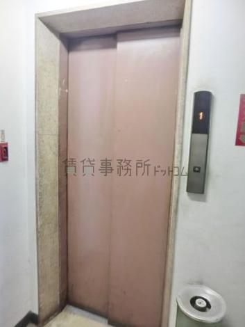 ６名乗りのエレベーターになります