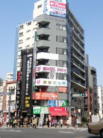 グレーで構築された建物