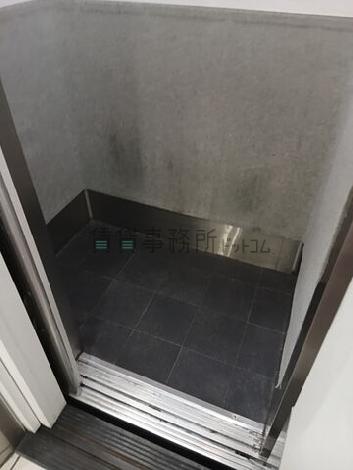エレベーター内部