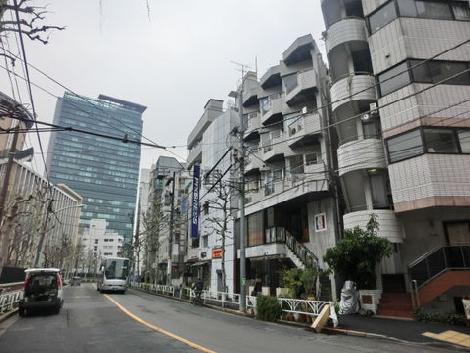 渋谷２丁目交差点に建つ中高層のオフィスビルが見えます