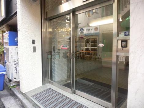 間口の広いエントランス