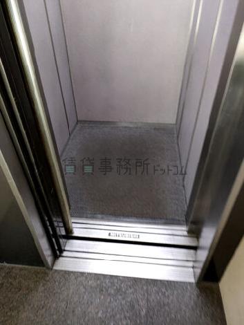 エレベーター内部