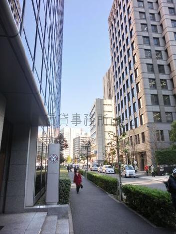 玄関前の歩道です