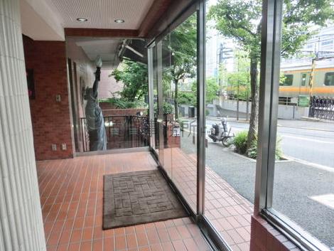 透明感のあるエントランスです