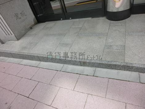 歩道との間に段差があります