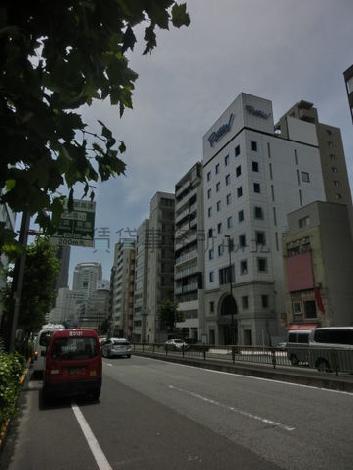 通りの交通量は一日を通して頻繁です
